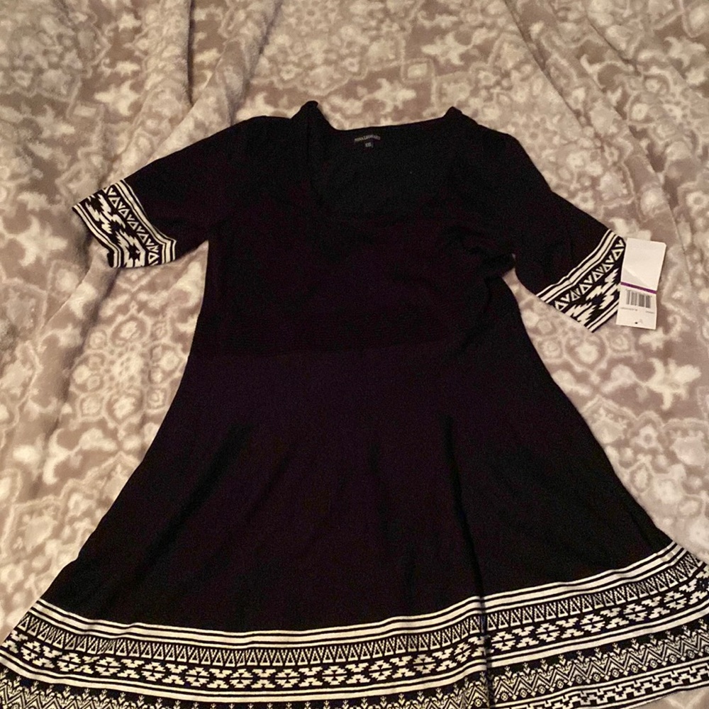 BLACK NIGHT DRESS. NEW WITH TAGES.  WHITE TRIM AHORT SLEEVES